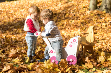 Bezpieczny przedszkolak – jak zadbać o dziecko w czasie wiosennych zabaw w plenerze?
