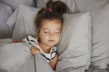 Własne łóżko, wielka sprawa: Jak nauczyć dziecko samodzielnie spać – łagodnie, skutecznie i z troską o emocje.