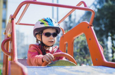 Bezpieczny przedszkolak – jak zadbać o dziecko podczas zabaw na świeżym powietrzu?